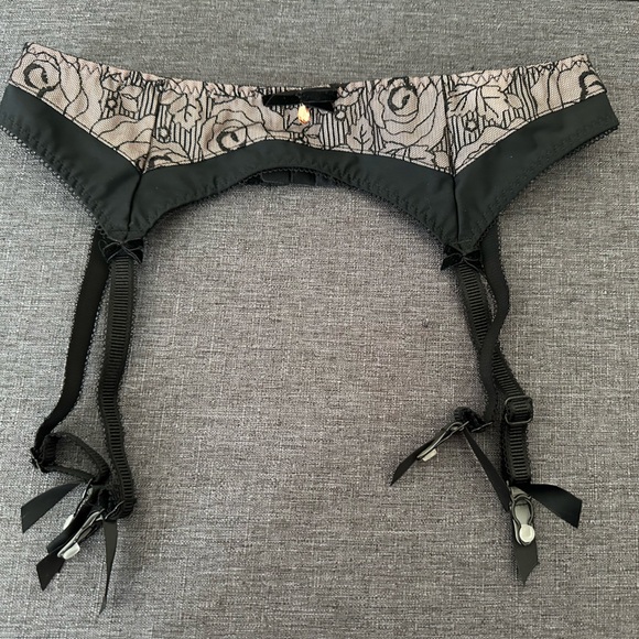 FREYA Deco Darling Black Lace Floral Garter Belt and Panty Set with bows & gem - Picture 2 of 12